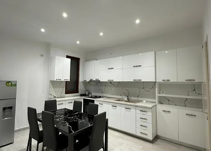 Host ホームステイ Shkodër